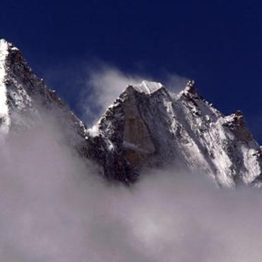snow capped mountain peeks of Mount Everest