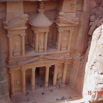 Image of the treasury in Petra, a tomb carved out of rocks
